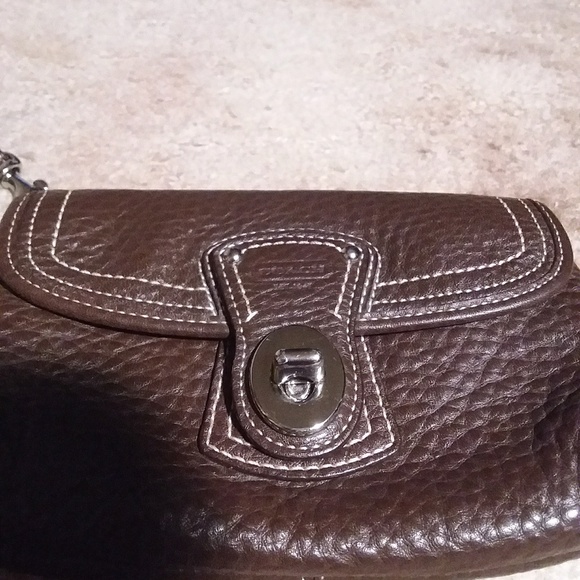 Coach Leather Legacy Turnlock Wristlet❤ - Picture 3 of 6